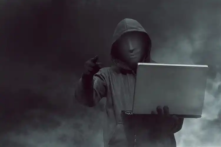 乌云笼罩的天空下拿着电脑的黑客高清图片_蛙客网viwik.com