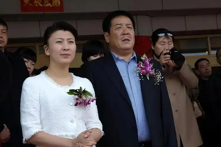 回顾闫学晶嫁大10岁二婚富商46岁高龄产女继女的选择让人泪目