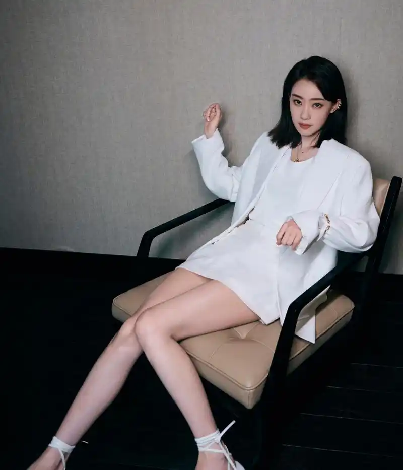 张小斐绿裙露肩夺目,凉高跟衬托,夏日清爽女神范.