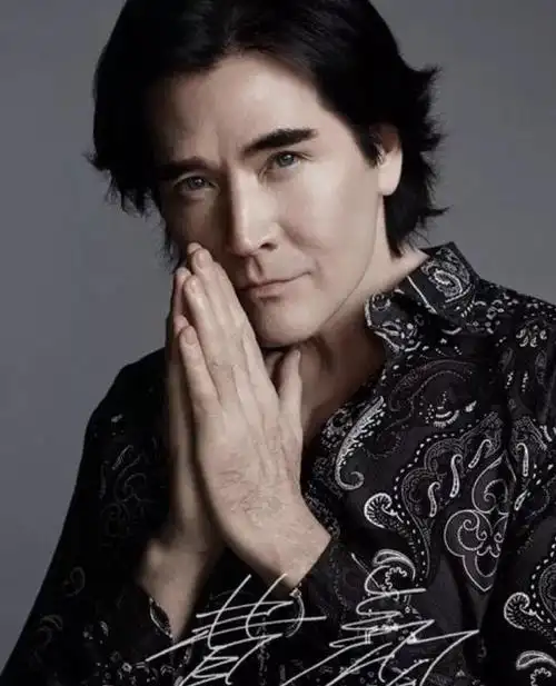 59岁费翔身材刷屏33年了为什么这么多人还爱他