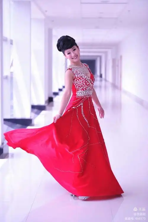 青年民族女高音歌唱家万莉