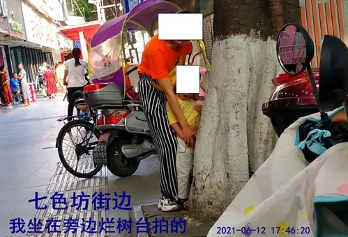 模范街如厕难又一例小伙子当街尿尿我也能理解