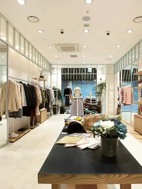 日韩风格小型服装店铺装修效果图