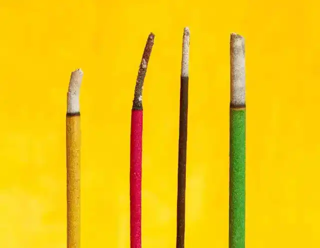 通常加入助燃剂(硝酸钾kno3),所以香灰温度很高,在距离手很远的地方落