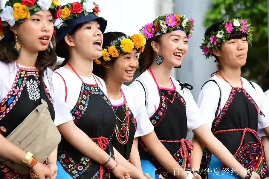 台湾卑南族妇女节女人乐 男砍荖藤奉酒饭