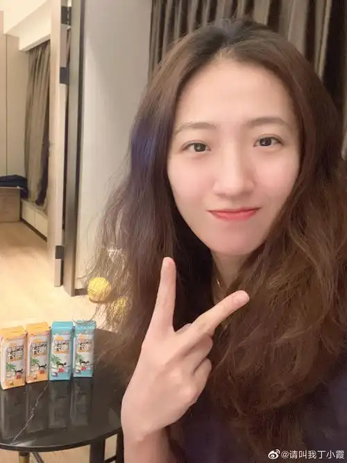 丁霞很美丽30岁女排二传晒新年照一头飘逸长发比剪刀手可爱