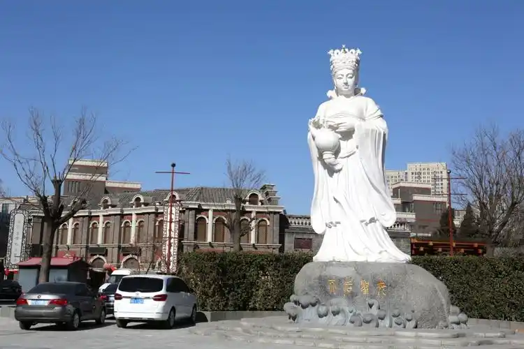 天后宫圣母像:位于古文化街尽头,原水阁大街.