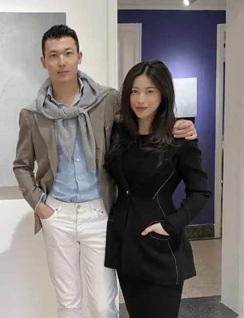 朱珠婚后首晒与老公合照,穿紧身裙手托孕肚,身材颜值真的很好_王昀佳