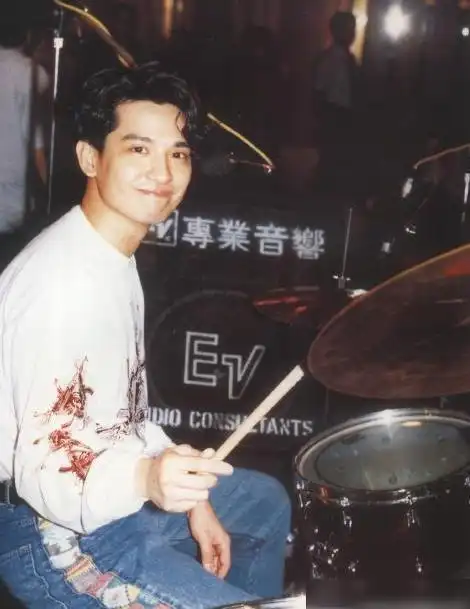 57岁叶世荣晚年凄惨唱团队歌被嘲吃老本消费黄家驹还是致敬