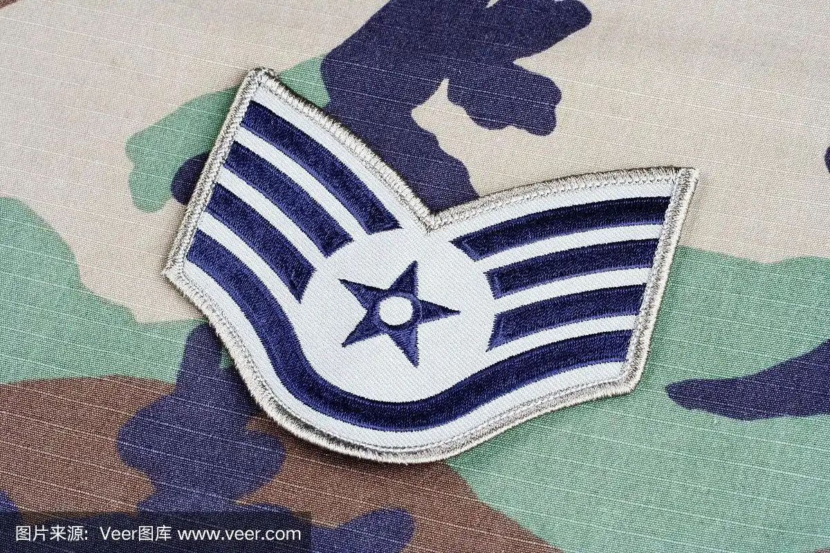 林地迷彩服上的美国空军上士军衔徽章