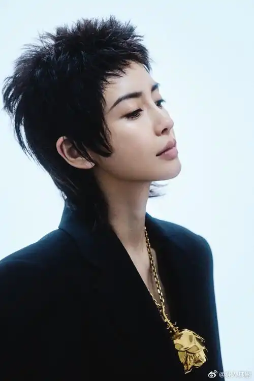 种不一样的美感~ "不被传统束缚,自由地探索"女生什么发型都可以尝试