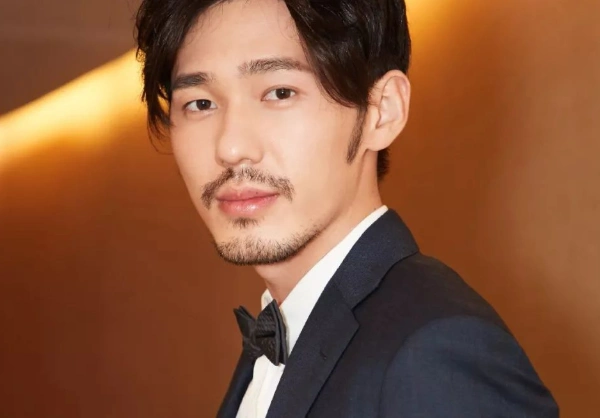 近30岁才走红的男明星,《镇魂》两位主演上榜,人气最火爆的是他