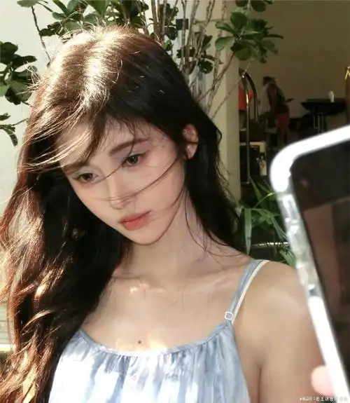 鞠婧祎蓝色夏日新照曝光, 解锁夏日清新风尚