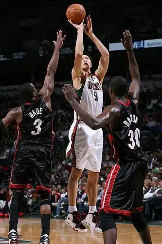 图文-[nba常规赛]热火92-98雄鹿 易建联中投出手_篮球-nba_nike新浪