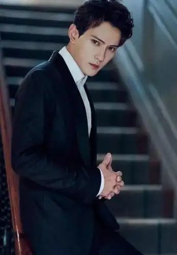 徐正溪曝西装写真,贵公子演绎绅士优雅