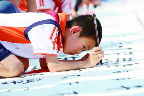 孩子们学习书法