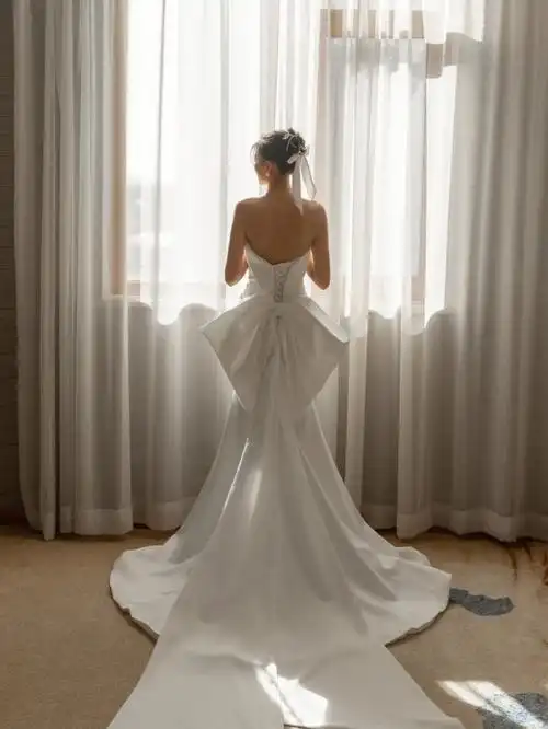 缎面抹胸鱼尾婚纱气质新娘首选