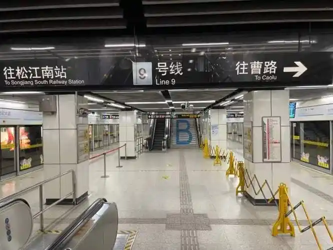 上海地铁世纪大道站员工们依然忙碌保障6号线运营和设施完好