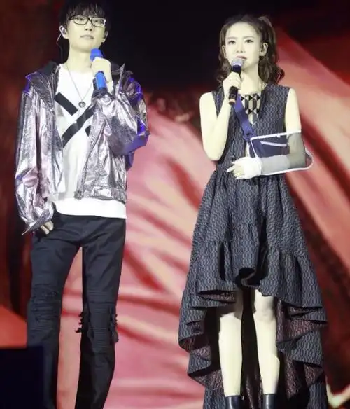 戚薇疑为许嵩庆生,两人友情起底,相识9年被誉为"断臂之交"