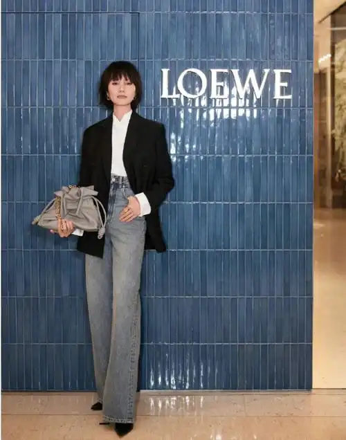 46岁袁泉才是职场女人的穿搭模板!不露分毫却美的时髦高级