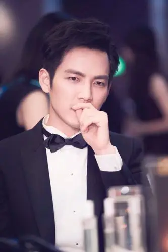 是现代剧中的钟汉良帅呢?还是现实中的本尊帅?