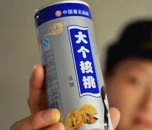 盗版商品已经屡见不鲜,"六个核桃"是养元智汇公司生产的核桃植物蛋白