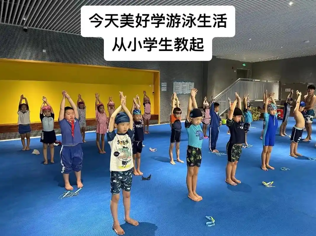 记录深圳中学坪山创新学校的小学生学游泳课