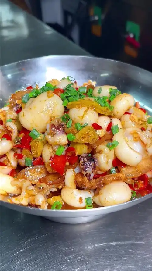 天气渐凉来一道干锅墨鱼仔,香辣q弹有嚼劲,配上米饭能吃三大碗