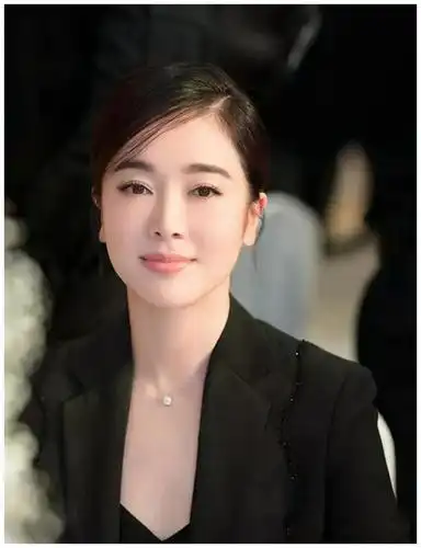 43岁左小青近照曝光脸部浮肿显老绯闻不断却嫁大20岁富商