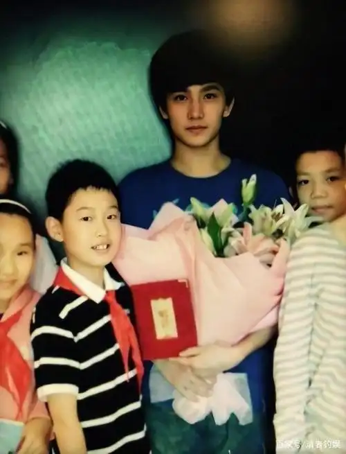 杨洋毕业照和小时候照片曝光,惊艳众人,军艺校草是真的好看啊!
