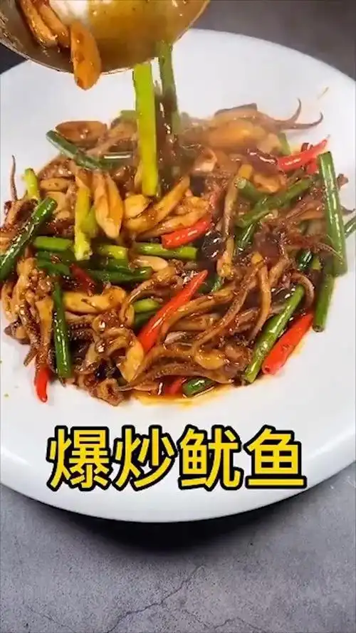 蒜苔炒鱿鱼家常做法扔点辣椒简直完美