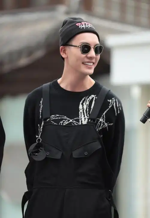 陈伟霆难得的可爱风穿搭穿针织衫配背带裤网友被笑容甜到了