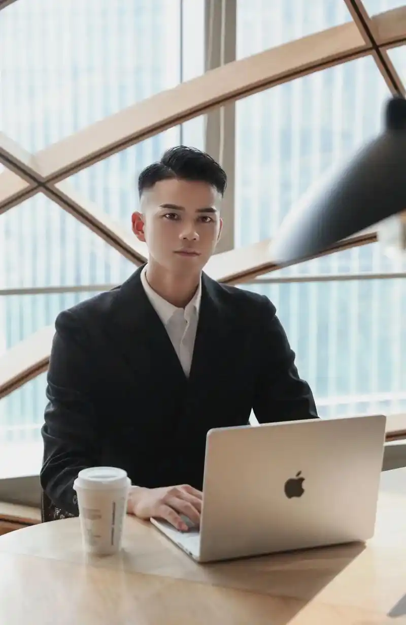 96年30岁叔叔,周末在公司搬砖,喝苦咖啡7515#185大帅哥 - 抖音