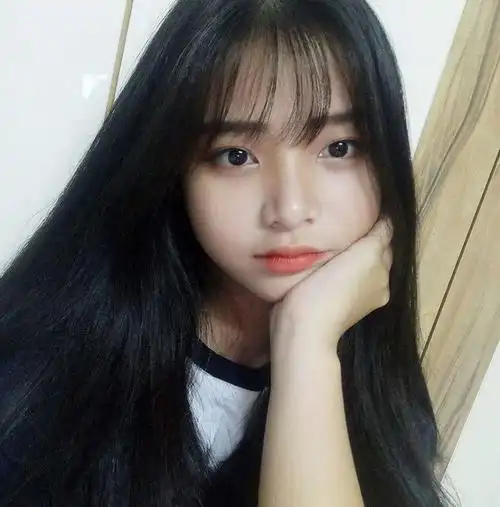 这个越南女孩今年才十五岁,但却被人们称为越南的国民妹妹.