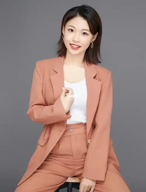 就是名片公司急用形象照不用着急啦可以提供张高清正脸照片合成哦,修