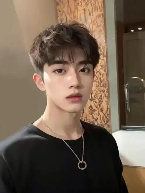 适合18~25岁男生剪的发型,试试这三款,年轻时尚更显帅气|刘海|中分