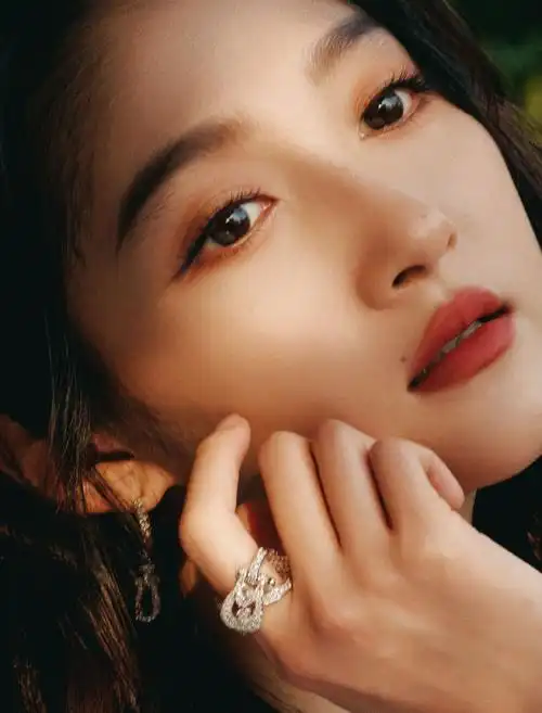 关晓彤超话@关晓彤三亚晚宴look 96白色钉珠高定礼服,珠宝耀动迷人