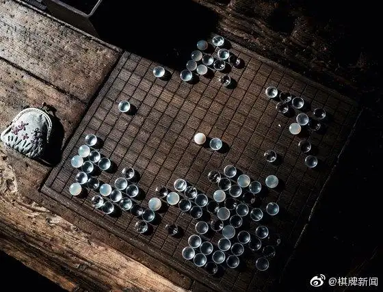 幻灯-《神之一手:鬼手》海报 权相佑演绎围棋鬼手__财经头条