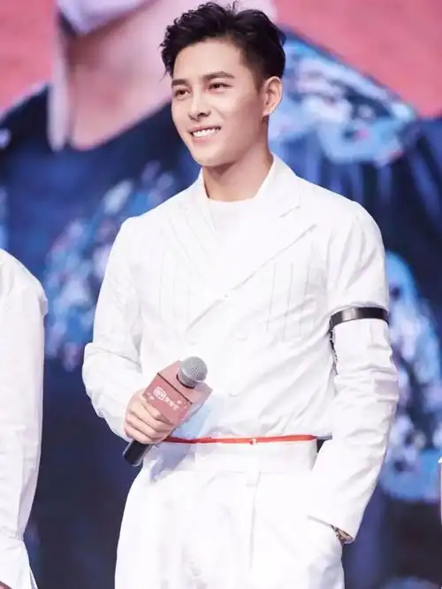 突然发现玄彬和洪尧某几个角度有点神似诶