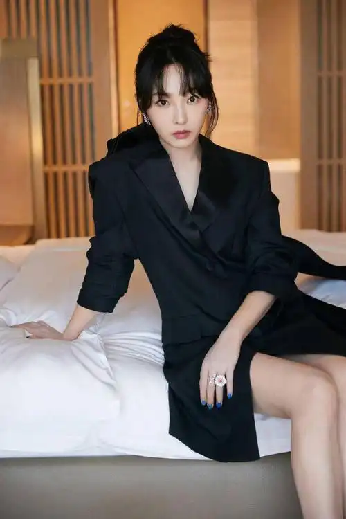 白百何黑色西装裙展现职业女性魅力纤细长腿惊艳全场