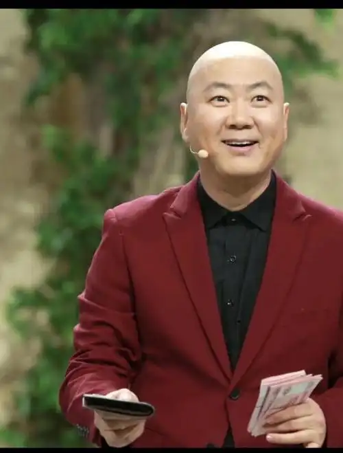 1993年,首次登上央视春晚舞台,表演小品《市场速写》.