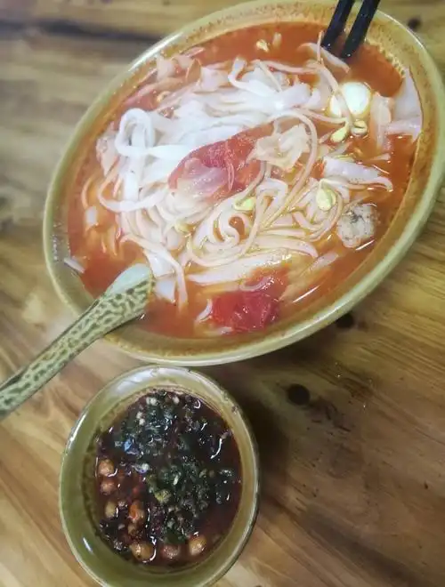 贵州美食之一凯里酸汤砂锅粉