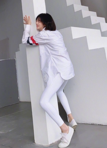 李溪芮的私服还是蛮休闲的,身材高挑的她怎么穿都好看,好比如这一身一