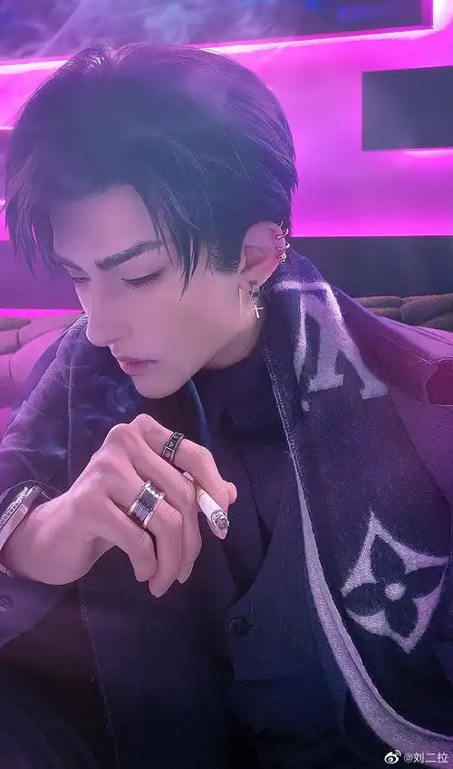 "188男团超话# 你却爱着一个sb#简隋英#cosplay#cos试妆:我