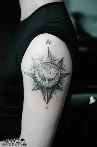 手臂指南针图腾太阳纹身图案