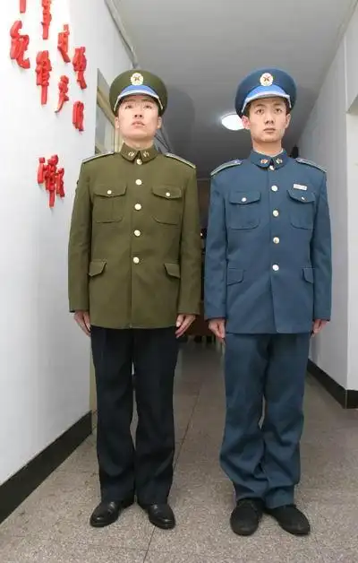 驻长空军穿上新戎装