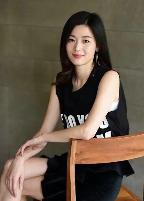 岁月不败美人全智贤杂志照更胜年轻时容颜气质彰显女王荣耀