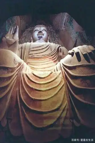 弥勒大佛,最为著名的一尊塑像,在莫高窟北大像窟内(也就是九层楼正门