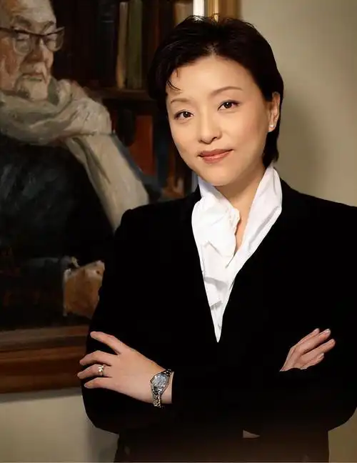 回顾杨澜:26岁从央视辞职,二婚嫁百亿富豪,相伴27年恩爱如初