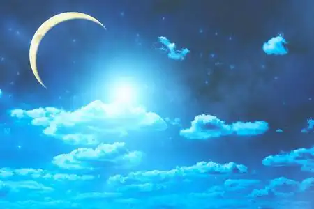 明亮的月亮与星星在夜空中闪耀着蓬松的云彩, 空间概念照片